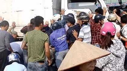 Hàng chục người "nhấc" ô tô cứu 2 người bị chèn dưới gầm xe