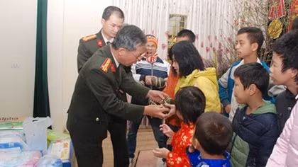 Báo CAND và Công ty Phượng Hoàng tặng quà Tết người già cô đơn và trẻ tàn tật
