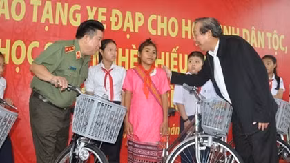 Phó Thủ tướng Trương Hòa Bình tặng quà học sinh nghèo miền Trung