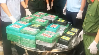 Phát hiện 100 bánh cocaine giấu trong container thép phế liệu