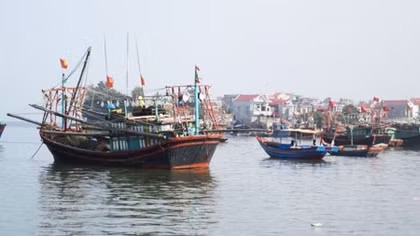 Dân làng biển Quảng Bình lo lắng trước khoản nợ vay đóng tàu