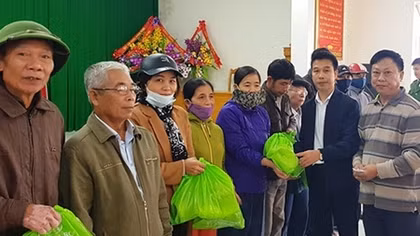 Mang yêu thương về nơi lũ đi qua