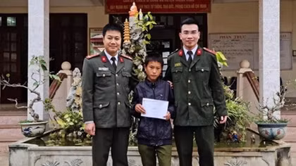 Công an Sơn La giúp đỡ cháu bé bị lạc trở về nhà