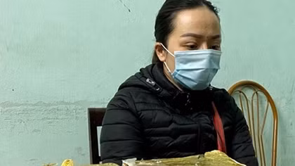 Xách thuê 2 hộp pháo hoa với giá 100 nghìn đồng