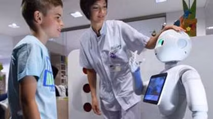 Robot tiếp nhận bệnh nhân