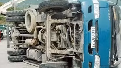 Xe đông lạnh tự gây tai nạn “ăn vạ” trên QL IA