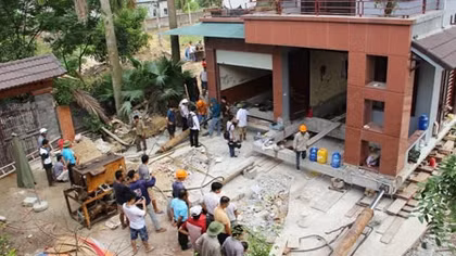 Di chuyển bằng con lăn căn biệt thự ba tầng nặng 800 tấn cách xa 40m