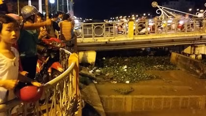 Bơm nước vào để chui qua cầu… sà lan chìm dưới sông