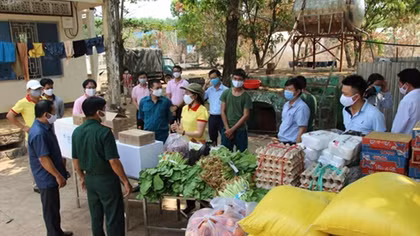 Nông dân Bình Phước ủng hộ rau, gạo tiếp sức phòng chống COVID-19