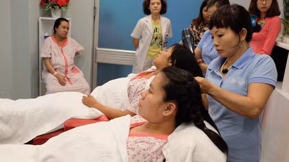 Bà bầu vượt cạn được gội đầu, massage miễn phí tại bệnh viện