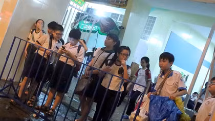 Học trò kiệt sức vì học: Lỗi tại phụ huynh kì vọng hay do hệ thống?