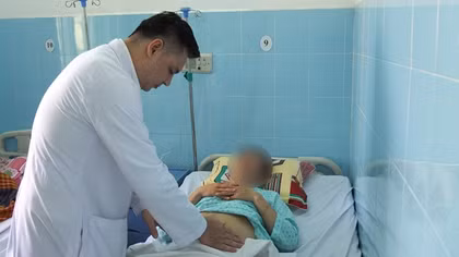 Ca mổ thứ 18 giúp người đàn ông thoát cảnh quanh năm đeo túi dẫn lưu nước tiểu