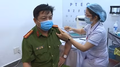 700 CBCS tại TP Hồ Chí Minh được tiêm vaccine phòng COVID-19