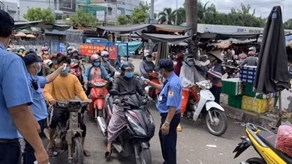 Lấy mẫu xét nghiệm tại Chợ Đầu mối Nông sản Thực phẩm Hóc Môn