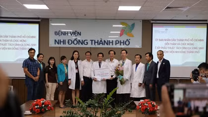 Tặng Bằng khen cho tập thể, cá nhân tham gia phẫu thuật tách dính cặp song sinh 