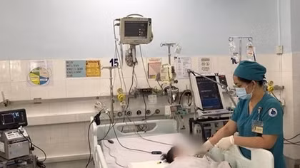 Chạy Ecmo xuyên Tết cứu bệnh nhi nguy kịch vì hít nhầm dầu lửa