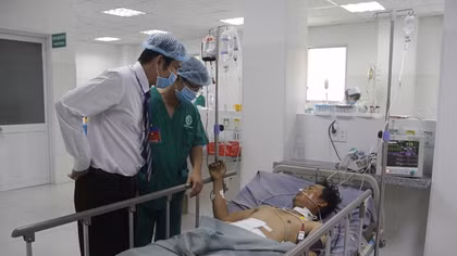 Vỡ đại tràng do tai nạn lao động rơi thanh sắt trúng bụng