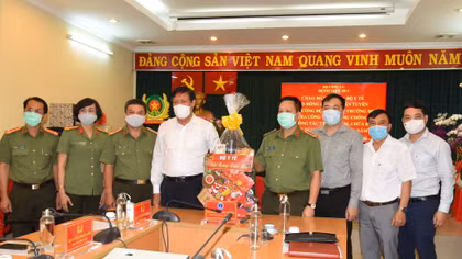 Thứ trưởng Bộ Y tế Đỗ Xuân Tuyên làm việc tại Bệnh viện 30/4