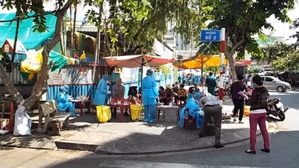 Khử khuẩn toàn bộ khuôn viên Bệnh viện quận 7 