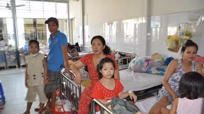 Không ở đâu mua kháng sinh dễ như ở Việt Nam