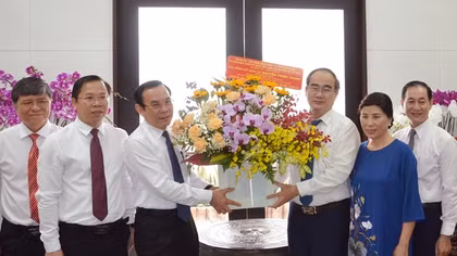 Bí thư Thành ủy Nguyễn Văn Nên thăm các nhà giáo, gia đình nhà giáo tiêu biểu