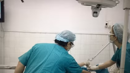 Dùng Laser điều trị Nha khoa, bác sĩ hết phải "gồng mình"