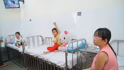 "Truy" nguyên nhân gây ngộ độc hàng loạt trẻ quận Tân Phú