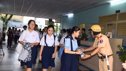 Sỹ tử thêm niềm tin nhờ Công an " tiếp sức"