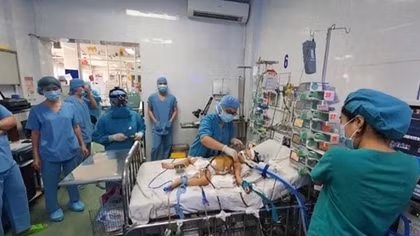 Hai cuộc đại phẫu và hệ thống ECMO lấy lại nhịp đập trái tim cho bé gái mắc bệnh hiếm gặp