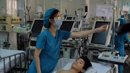 Bé trai được phẫi thuật, bóc tách khối u to như cái ấm tích 