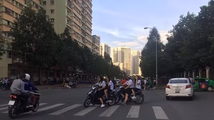 Hạ điểm thi đua nhà trường có ngăn được tình trạng HS vi phạm Luật giao thông?