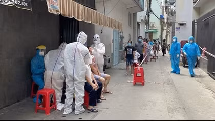 Người bán tạp hoá trong hẻm làm 65 người bị lây nhiễm COVID-19