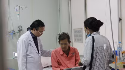 Cứu sống bệnh nhân người Campuchia mắc bệnh Lupus ban đỏ nguy kịch