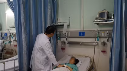 Suýt chết vì tai nạn sử dụng điều khiển cánh cửa nhà