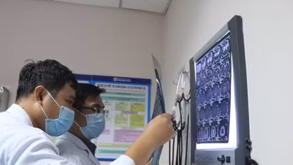 Bệnh viện Chợ Rẫy xuống Đồng Nai hội chẩn điều trị cho bệnh nhân ngộ độc Pate Minh Chay