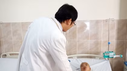 Ca phẫu thuật xuyên đêm cứu bé gái bị tai nạn giao thông nguy kịch