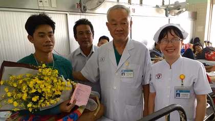 Ngư dân bị tàu nước ngoài bắn được xuất viện
