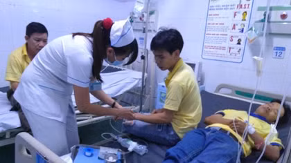 Gần 50 công nhân nhập viện cấp cứu vì ngộ độc thực phẩm