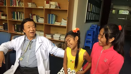 Bé gái mang khối bướu "mai rùa" chuẩn bị được xuất viện