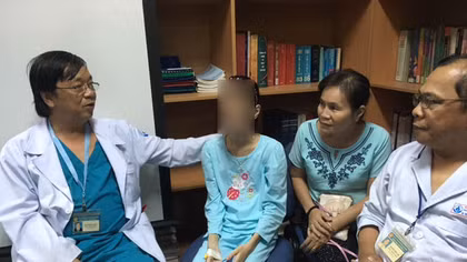 Bé gái suốt 6 tháng không thể ăn, đau quằn người vì hội chứng "kìm mạch máu"