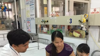 Chiếc muỗng ở nhà trẻ tư suýt lấy mạng bé gái 1 tuổi 