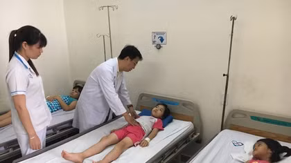  76 học sinh nhập viện nghi ngộ độc thực phẩm