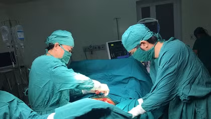 Cứu sống một bệnh nhân bị tai nạn xổ cả ruột ra ngoài