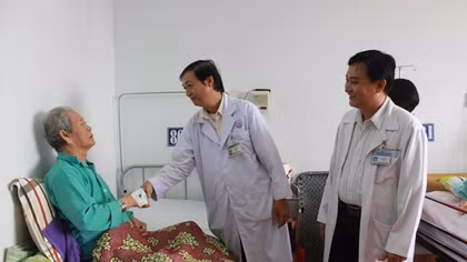 Cứu cụ ông 83 tuổi mang khối u tuyến tiền liệt hiếm gặp 