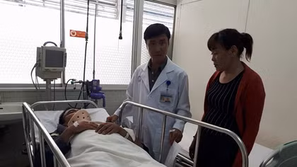 Chăm sóc tích cực cho 2 chiến sĩ phòng cháy bị thương