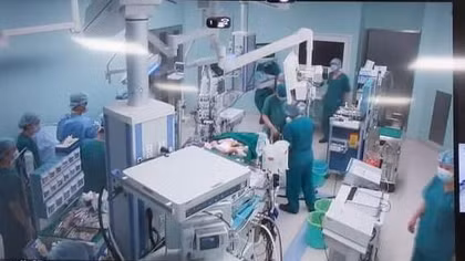 Kĩ thuật tiên tiến nhất, thầy thuốc ưu tú nhất cho ca đại phẫu hai bé gái song sinh