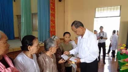 Bác sĩ giúp bà con Chợ Gạo - Tiền Giang thêm vui khoẻ đón Tết 
