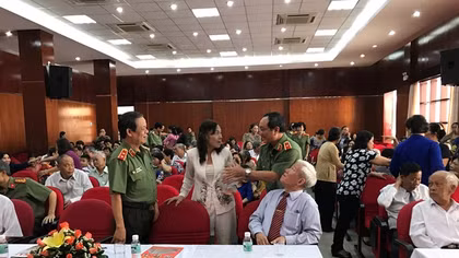 Gặp mặt các thế hệ, CBCS Bệnh viện 30-4 nhân Ngày truyền thống