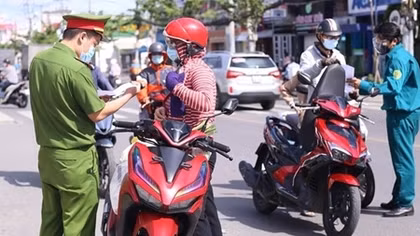 TP Hồ Chí Minh: Phạt công chức ra đường không đeo thẻ ngành, mặc đồng phục