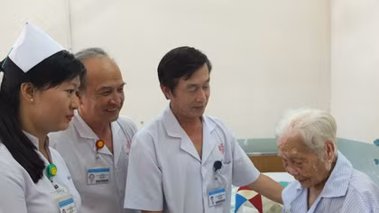 Nội soi mật tụy cứu sống mẹ Việt Nam Anh hùng 104 tuổi 